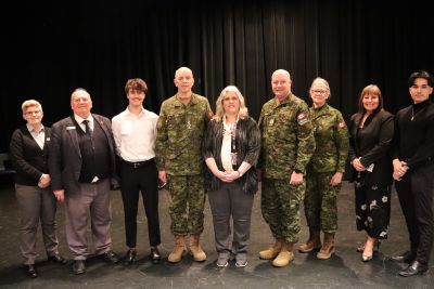 Students and OC staff members pose with Canadian Chief of Defence Staff, General Wayne Eyre