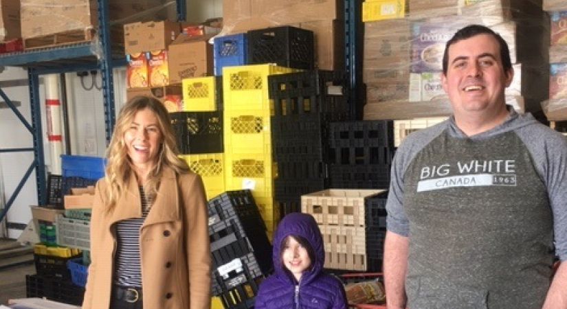 Kelsey Oudendag and Ross Derrick delivering food to the Food Bank