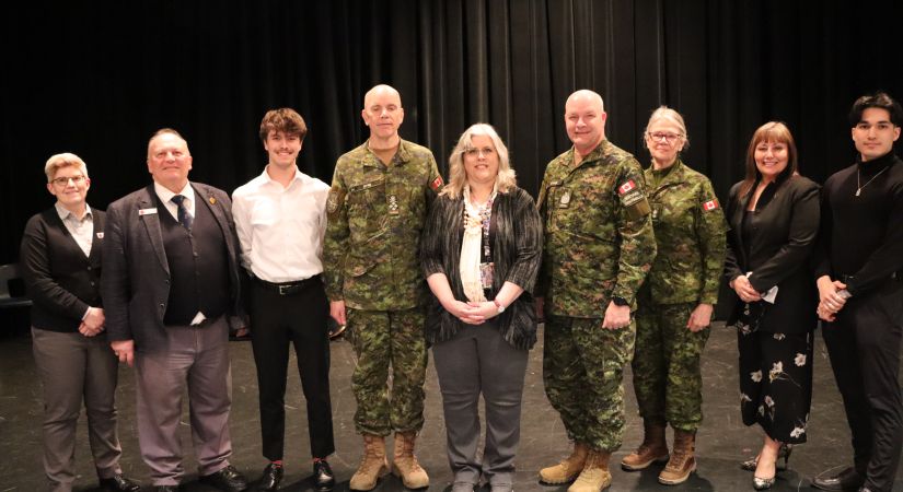 Students and OC staff members pose with Canadian Chief of Defence Staff, General Wayne Eyre